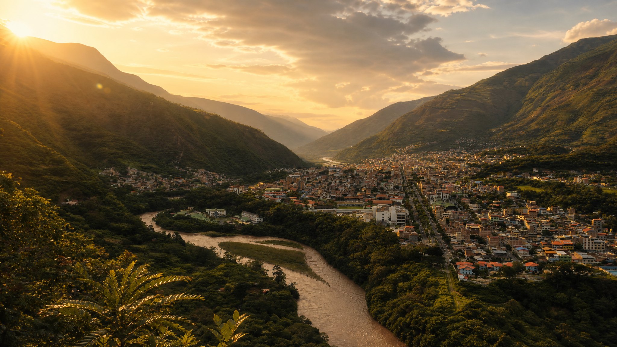 El valle de Quillabamba y sus cerros de selva alta a la hora dorada